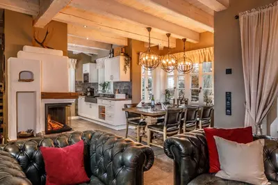 Ein Sitzbereich in der Unterkunft Ferienhaus Ilsenburg, luxuriöse Landhäuser mit Sauna und Kamin, mitten im Harz