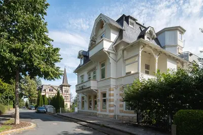 Das Gebäude in dem sich das Ferienhaus befindet