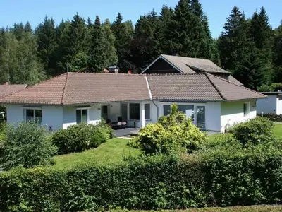Das Gebäude in dem sich das Ferienhaus befindet