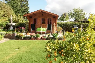 Ein Garten an der Unterkunft Oma Hennys Bergnest
