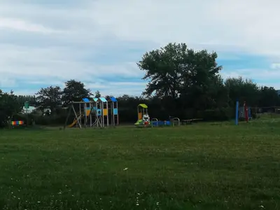 Ein Kinderspielbereich in der Unterkunft Ferienhaus im Amselweg - Sauna & Garten