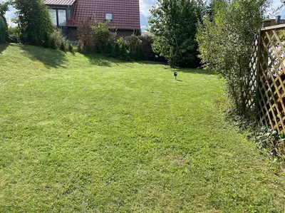 Ein Garten an der Unterkunft Zimmer mit eigenem Bad in Einfamilienhaus