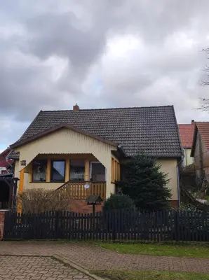 Das Gebäude in dem sich das Ferienhaus befindet