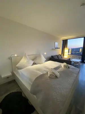 Ein Bett oder Betten in einem Zimmer der Unterkunft Seeblickapp Kleine Auszeit, 5 Etage mit Balkon