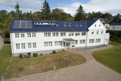 Das Gebäude in dem sich das Ferienhaus befindet
