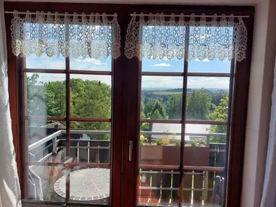 Ein Balkon oder eine Terrasse in der Unterkunft Ferienwohnung Gipfelglück mit Fernblick und Strandkorb