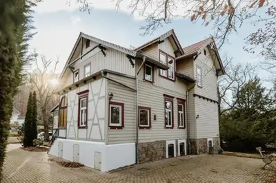 Das Gebäude in dem sich das Ferienhaus befindet