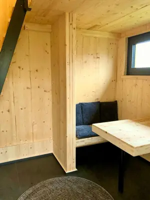 Ein Sitzbereich in der Unterkunft Treehouse In The Harz National Park