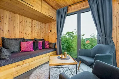 Ein Sitzbereich in der Unterkunft Treetop Loft In Harz National Park