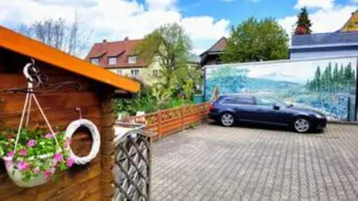 Ein Garten an der Unterkunft HIRSCH FeWo Burgberg - Parkplatz - Zentral
