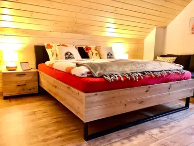 Ein Bett oder Betten in einem Zimmer der Unterkunft Ferienhaus Goldstück mit Kamin 2 Bädern & Thermomix