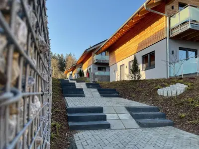 Das Gebäude in dem sich das Ferienhaus befindet