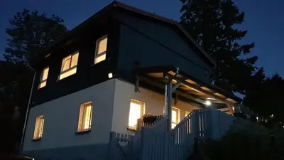 Das Gebäude in dem sich das Ferienhaus befindet