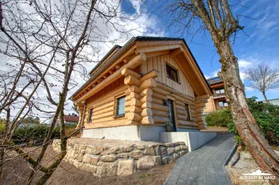 Das Gebäude in dem sich das Ferienhaus befindet