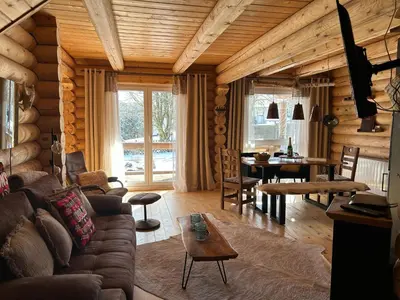 Ein Sitzbereich in der Unterkunft Hahnenkleer Hütte