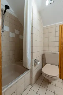 Ein Badezimmer in der Unterkunft HIRSCH Stadt Apartment 7 - Parkplatz - Fensterfront - Stadtblick