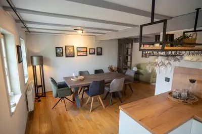 Ein Sitzbereich in der Unterkunft Ferienhaus Schlossberg mit Infrarot-Kabine und Stellplatz