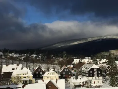 Ein allgemeiner Bergblick oder ein Berglick von des Ferienhauses aus