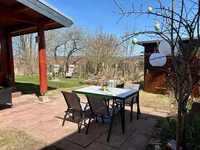 Ein Garten an der Unterkunft Zum Vogelhäuschen
