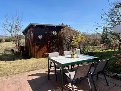 Ein Garten an der Unterkunft Zum Vogelhäuschen