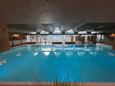 Der Swimmingpool an oder in der Nähe von Waldtraum Schwimmbad Sauna Kinderbett wandern