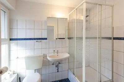 Ein Badezimmer in der Unterkunft Ferienhaus BergZeit mit Garten, Grill, Terrasse, maximal 20 Personen