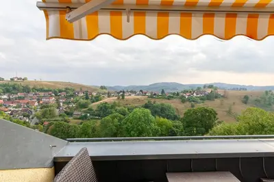 Ein allgemeiner Bergblick oder ein Berglick von der Ferienwohnung aus