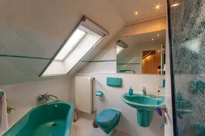 Ein Badezimmer in der Unterkunft Ferienwohnung Kühl 3 mit Balkon, Sauna und Fitnessraum