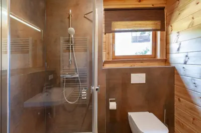 Ein Badezimmer in der Unterkunft Ferienhaus Blockhouse 8 mit Sauna, Terrasse und Grill