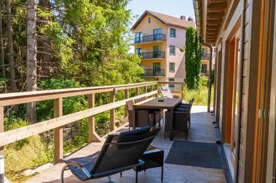 Ein Balkon oder eine Terrasse in der Unterkunft Ferienhaus Blockhouse 8 mit Sauna, Terrasse und Grill