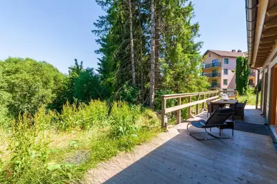 Ein Garten an der Unterkunft Ferienhaus Blockhouse 8 mit Sauna, Terrasse und Grill
