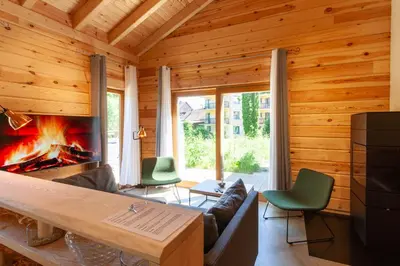 Ein Sitzbereich in der Unterkunft Ferienhaus Blockhouse 8 mit Sauna, Terrasse und Grill