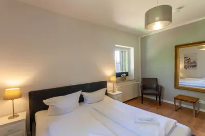 Ein Bett oder Betten in einem Zimmer der Unterkunft Ferienwohnung Hexenwerk mit Balkon