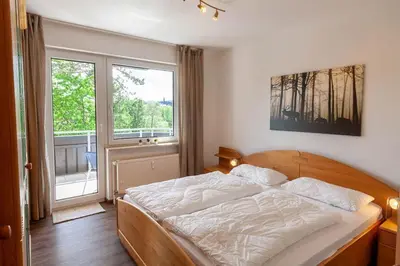Ein Bett oder Betten in einem Zimmer der Unterkunft Ferienwohnung Tönjes am Kurpark mit Balkon