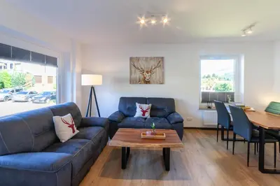 Ein Sitzbereich in der Unterkunft Ferienwohnung Bergsicht mit Balkon