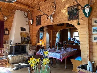 Ein Sitzbereich in der Unterkunft Jägerwohnung im Forsthaus am Schindelbruch