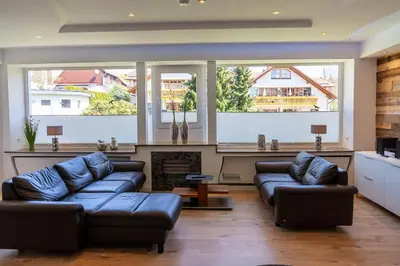 Ein Sitzbereich in der Unterkunft Ferienwohnung Waldfrieden 1 mit Garten und Grill