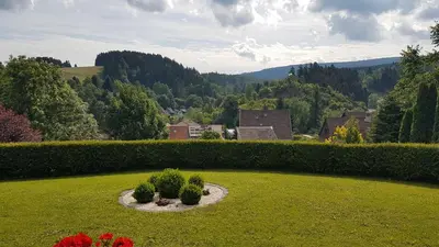 Ein allgemeiner Bergblick oder ein Berglick von der Ferienwohnung aus