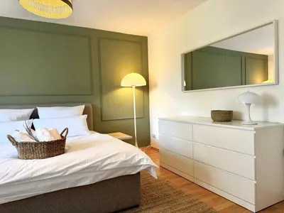 Ein Bett oder Betten in einem Zimmer der Unterkunft HyggeLiving - DELUXE - 90qm - Balkon - Gartenblick - 55 Zoll TV - Boxspringbetten - Hunde - Kinder - Fahrradkeller