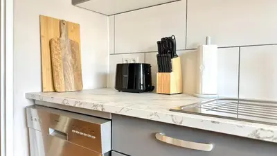 Küche/Küchenzeile in der Unterkunft HyggeLiving - DELUXE - 90qm - Balkon - Gartenblick - 55 Zoll TV - Boxspringbetten - Hunde - Kinder - Fahrradkeller