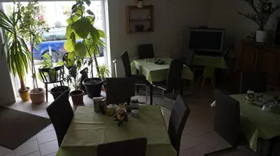 Ein Restaurant oder anderes Speiselokal in der Unterkunft Pension im Glück Thale