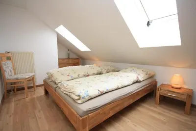 Ein Bett oder Betten in einem Zimmer der Unterkunft Ferienwohnung Maximilian mit Balkon