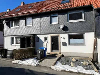 Das Gebäude in dem sich das Ferienhaus befindet