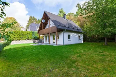 Das Gebäude in dem sich das Ferienhaus befindet