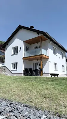 Das Gebäude in dem sich die Villa befindet