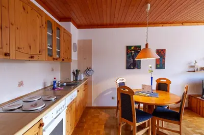Küche/Küchenzeile in der Unterkunft Ferienwohnung Sanne mit Balkon - direkt am Kurpark