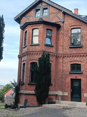 Das Gebäude in dem sich die Villa befindet