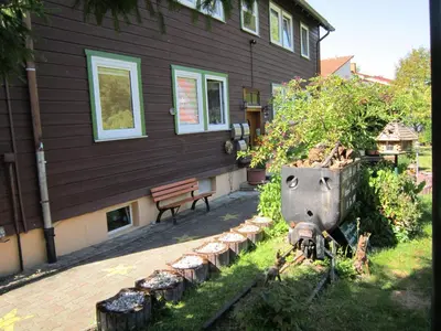 Ein Garten an der Unterkunft Ferienwohnung Steiger-Kaue am Rammelsberg