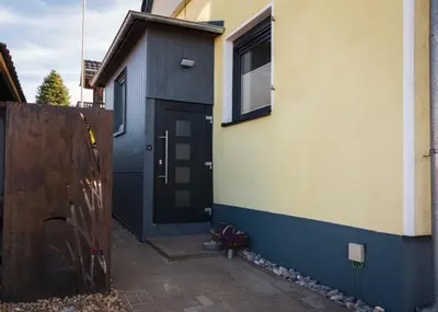 Das Gebäude in dem sich das Ferienhaus befindet