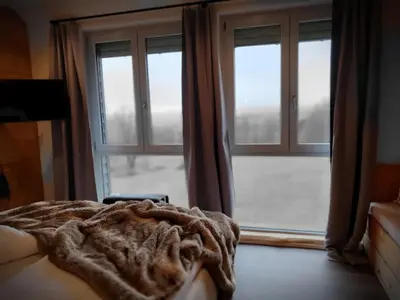 Ein Bett oder Betten in einem Zimmer der Unterkunft WLodgeOne - Wald Lodge